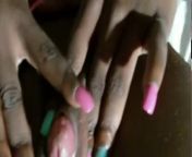 Мастурбирует очень большой клитор